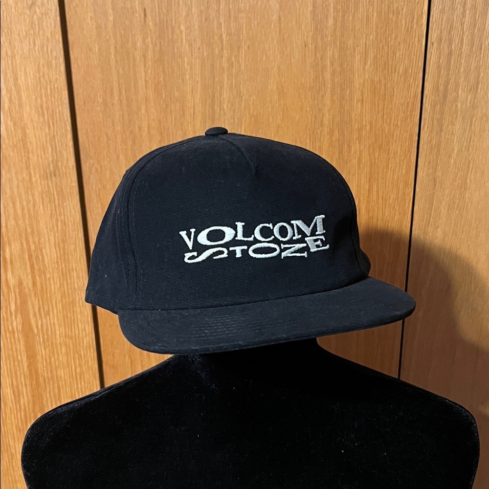 Volcom Stone Skate Vitals Mens Black
Embroidered Adjustable SnapBack Cap.